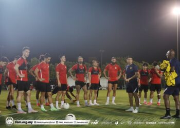 PEMAIN Harimau Malaya menjalani latihan di Dubai semalam dalam persiapan menghadapi Vietnam, Sabtu ini.