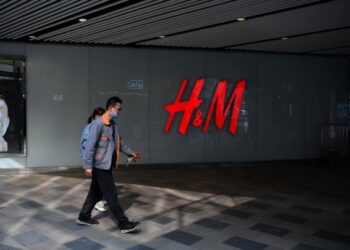 SEKURANG-KURANGNYA enam kedai H&M di bandar Urumqi, Yinchuan, Changchun dan Lianyungang telah ditutup selepas diarah pemilik bangunan. - GAMBAR HIASAN/AFP