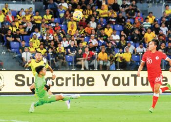 PEMAIN sayap Malaysia, Faisal Halim (kiri) cuba melepasi penjaga gol Hong Kong, Yapp Hung Fai dalam perlawanan persahabatan di Stadium Sultan Ibrahim, Iskandar Puteri kelmarin. – UTUSAN/RAJA JAAFAR ALI