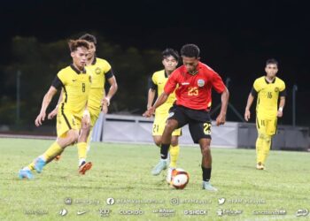 KAPTEN Malaysia B-23, Nik Akif Syahiran Nik Mat (kiri) bersaing dengan pemain Timor Leste dalam aksi persahabatan tertutup di Stadium UiTM Shah Alam, kelmarin dalam persiapan menghadapi Sukan SEA di Hanoi. – IHSAN FAM