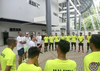 PEMAIN Speedy Tigers menerima kata-kata semangat daripada Pengerusi Jawatankuasa Pengurusan Pasukan Kebangsaan, Datuk Najmi Razak di Bukit Jalil semalam. - IHSAN MHC