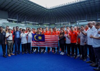 SKUAD hoki negara yang akan berlepas ke India hari ini untuk bertarung dalam Piala Dunia 2023 menerima Jalur Gemilang daripada Menteri Belia dan Sukan, Hannah Yeoh, (enam, kanan) di Stadium Hoki Nasional, Bukit Jalil semalam. Turut hadir Timbalan Menteri Belia dan Sukan, Adam Adli Abd. Halim (enam, kiri) dan Presiden Konfederasi Hoki Malaysia, Datuk Seri Subahan Kamal (lima, kiri). - UTUSAN/FARIZ RUSADIO