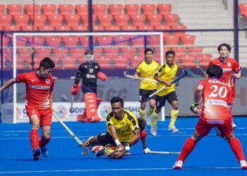 PEMAIN negara,  Muhammad Ramadan Rosli (tengah) cuba melepasi kawalan Takuma Niwa dari Jepun pada saingan hoki Piala Dunia di Stadium Birsa Munda, Rourkela, India  hari ini. - UTUSAN/FARIZ RUSADIO