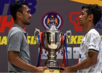 KAPTEN UniKL, Marhan Jalil (kiri) dan ketua pasukan THT, Faizal Saari bersama Piala TNB menjelang pertembungan akhir malam ini.