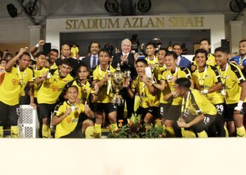 SULTAN Nazrin Muizzuddin Shah bersama pemain Malaysia meraikan kejayaan skuad negara muncul juara kejohanan Piala Sultan Azlan Shah selepas mengalah Korea Selatan pada perlawanan akhir di Ipoh hari ini. - UTUSAN/MUHAMAD NAZREEN SYAH MUSTHAFA