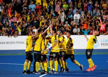 PEMAIN Malaysia meraikan kejayaan menumpaskan Korea Selatan 3-2 dalam perlawanan akhir Piala Sultan Azlan Shah di Ipoh kelmarin untuk muncul juara buat kali pertama sejak 1983. – UTUSAN/MUHAMAD NAZREEN SYAH MUSTHAFA