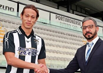 USAHA Portimonense untuk mendaftarkan Keisuke Honda (kiri) gagal menyebabkan kontraknya hanya bertahan lima hari.