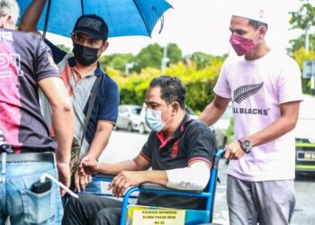 MANGSA kemalangan. Abd Razak Majid dibawa bagi menjalani ujian Covid-19 selepas kejadian yang meragut nyawa isteri dan anak-anaknya di Hospital Shah Alam, Selangor. UTUSAN/AFIQ RAZALI