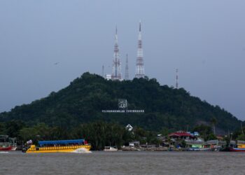 PELANCONG menggunakan perkhidmatan teksi air bagi menyusuri Sungai Terengganu di Kuala Terengganu, baru-baru ini. - PUQTRA HAIRRY ROSLI