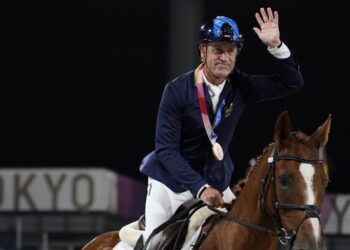 EKUIN Australia, Andrew Hoy menunggang kudanya selepas meraih gangsa dalam acara eventing jumping individu Sukan Olimpik Tokyo 2020.