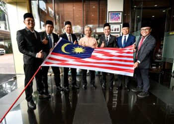 YANG di-Pertuan Agong berkenan menyerahkan Jalur Gemilang kepada Arep Kulal (tiga dari kanan). Hadir sama (dari kanan) Ahmad Fadali Burhanudin, Yusyafizal Mohd. Yusop, Rosmadi Saad, Effendy Rashid dan Mohd Farid Mohd. Yusof. - IHSAN GLOBAL EXPLORER