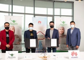 Eizaz Azhar (dua dari kiri) dan Lim Chee Siong (dua dari kanan) menunjukkan dokumen kerjasama antara Huawei Technologies dan Aladdin Group sambil disaksikan oleh Desmond To (kiri) di Kuala Lumpur, semalam.