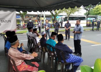 CALON-CALON PRU15 Parlimen Hulu Langat mendengar taklimat ringkas oleh PETUGAS Suruhanjaya Pilihan Raya (SPR) di pusat penamaan calon Dewan Seri Cempaka, Kajang.