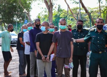 SERAMAI 11 individu  yang dituduh memasuki Hutan Simpan Koh Moi, Kubang Pasu tanpa permit dibawa ke Mahkamah Mahkamah Sesyen Alor Setar, Kedah, hari ini. - UTUSAN/MOHD. RAFIE AZIMI
