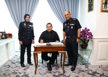 HUZIR Mohamed bersama Surina Saad ketika hadir dalam mesyuarat di Ibu Pejabat Polis Kontinjen Kangar, Perlis hari ini. - FOTO/NAZLINA NADZARI