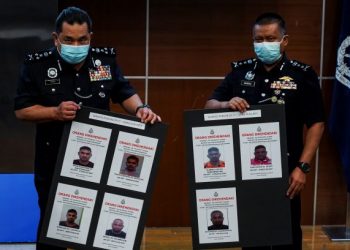 HUZIR Mohamed (kiri) menunjukkan beberapa individu yang dikehendaki dalam sidang akhbar mengenai sindiket Macau Scam dan Geng 'Rusa Boy' di Bukit Aman, Kuala Lumpur hari ini. - FOTO/AMIR KHALID 