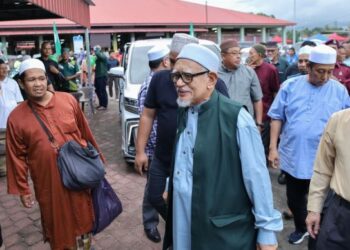 ABDUL Hadi Awang (tengah) semasa hadir ke Majlis Tuan Guru Presiden Pas 'Jupo Oghe Terey' di Pasar Peringat, Kelantan, hari ini. - FOTO/KAMARUL BISMI KAMARUZAMAN