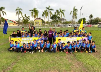 BARISAN pemain Akademi Bola Sepak Star Lion Persatuan Bola Sepak Perlis di padang Kompleks B Kompleks Sukan Tuanku Syed Putra di Kangar semalam. - 
 UTUSAN/MOHD. HAFIZ ABD. MUTALIB