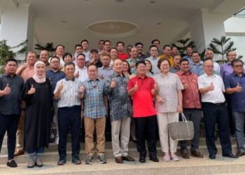 HAJIJI Noor (enam dari kiri) bersama ADUN Sabah selepas perjumpaan di kediaman rasmi Ketua Menteri di Kota Kinabalu.