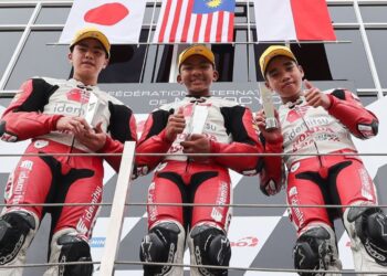 Hakim Danish Ramli (tengah) cemerlang memenangi Perlumbaan 1 dan 2 dalam Asia Talent Cup, Grand Prix Indonesia di Litar Antarabangsa Mandalika,  minggu lalu.