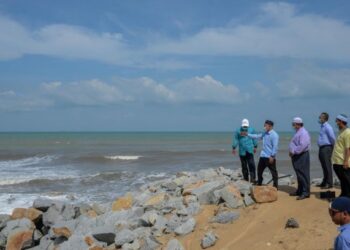 TUAN Ibrahim Tuan Man melihat kawasan yang terjejas hakisan di pantai Kampung Pengkalan Maras, Kuala Nerus, Terengganu hari ini. - FOTO/PUQTRA HAIRRY ROSLI