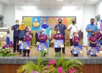 HALIMAH Mohamed Sadique (tiga dari kiri) bersama sebahagian daripada kanak-kanak yang menerima bantuan persekolahan di Kota Tinggi, Johor. - FOTO/KHAIRUL MOHD. ALI