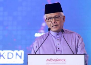 HAMZAH Zainudin berucap pada Majlis Penerapan Nila-Nilai Murni di Sepang, Selangor. - FOTO/FAISOL MUSTAFA