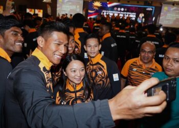 HANNAH Yeoh bergambar bersama sebahagian atlet yang akan beraksi dalam Sukan SEA 2023 di Kemboja pada Majlis Penyerahan Jalur Gemilang di Casa 4, Majlis Sukan Negara (MSN), Bukit Jalil di sini hari ini. - UTUSAN/AMIR KHALID