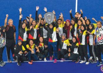 HANIS Nadiah Onn (berdiri tengah, empat dari kiri) meraikan kejayaan Negeri Sembilan menjulang Piala Sumbangsih Liga Hoki Malaysia selepas menumpaskan KPT-United Thunder 2-1 di Stadium Nasional, Bukit Jalil kelmarin.