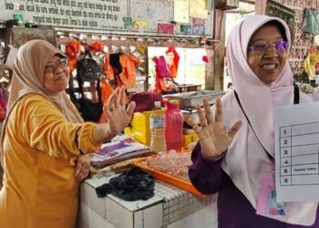 HANIZA Mohamed Talha ketika berkempen di salah sebuah pasar di Hulu Selangor, baru-baru ini.