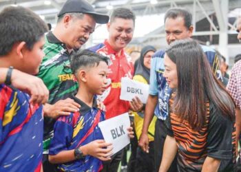 HANNAH Yeoh beramah mesra bersama peserta Kejohanan Boling Padang Terbuka Kuala Lumpur di Kompleks Boling Padang Bukit Kiara semalam.