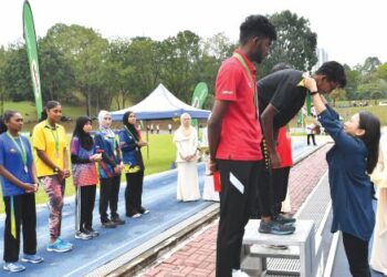 HANNAH Yeoh mengalungkan pingat kepada pemenang pada Kejohanan Trek dan Balapan Kebangsaan di Stadium Mini MSN, Bukit Jalil semalam. – IHSAN KBS