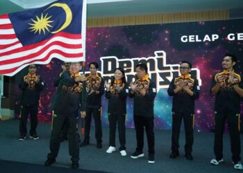 KETUA Kontinjen Negara ke Sukan SEA 2023, etua Kontinjen ke Sukan SEA Kemboja 2023 Datuk Mohd. Nasir Ali mengibarkan Jalur Gemilang. - UTUSAN/AMIR KHALID