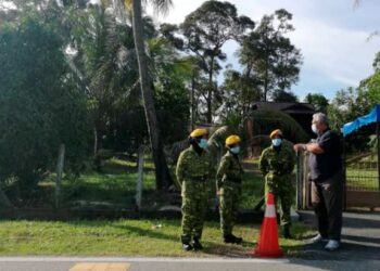 HASAN Yusoff menyampaikan taklimat kepada anggota Rela yang bertugas ketika pelaksanaan Temco di empat buah kediaman di Kampung Nerambai, Lubuk China, dekat Rembau bermula pukul 4 petang tadi. - FOTO/NOR AINNA HAMZAH