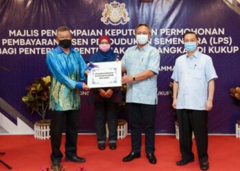 HASNI Mohammad (dua dari kanan) menyampaikan Keputusan Permohonan Pembayaran Lesen Tol bagi Penternak-Penternak Ikan Sangkar di Kukup, Iskandar Puteri semalam.