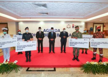 HASNI Mohammad (tengah) bersama penerima Bantuan Tunai RM200 Kepada Petugas Barisan Hadapan Negeri Johor di Bangunan Dato' Jaafar Muhammad, Kota Iskandar, Johor.