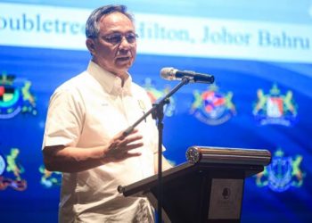 HASNI Mohammad menyampaikan ucapan dalam Majlis Pelancaran Pusat Data Raya Iskandar Malaysia Urban Observatory di Johor Bahru, Johor hari ini.