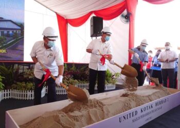 HASNI Mohammad (dua dari kiri) menyempurnakan gimik pelancaran Majlis Pecah Tanah United Kotak Berhad 2 di Kawasan Perindustrian SME, Bandar Indahpura, Kulai, Johor, hari ini. - FOTO/KHAIRUL MOHD. ALI