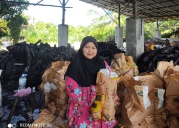 Pengusaha arang kayu, Hasshilawati Hashim, masih bertahan mengetengahkan bahan mentah itu ke pasaran.