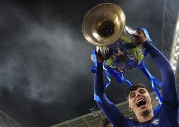 KAI Havertz menjulang trofi Liga Juara-Juara selepas jaringan tunggalnya membantu Chelsea mengalahkan Manchester CIty 1-0 di Porto. - AFP