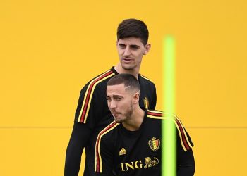 THIBAUT Courtois (belakang) bersimpati dengan nasih Eden Hazard.