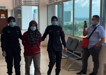 SITI NURUL AIN MAT NAYAN didakwa di Mahkamah Majistret, Shah Alam kerana  memuat naik komen jelek terhadap Tengku Permaisuri Selangor, Tengku Permaisuri Norashikin. -