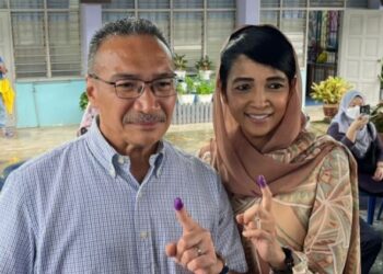 HISHAMMUDDIN Hussein dan Tengku Marsila Abdullah mengundi di Sekolah Rendah Agama Taman Sri Lambak, Kluang.