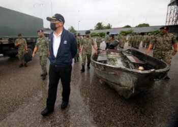 HISHAMMUDDIN Tun Hussein melihat aset-aset ATM semasa mengadakan lawatan kerja ke Markas Briged Kelapan Infantri, Kem Pengkalan Chepa, Kota Bharu, Kelantan, hari ini. - FOTO/ZULHANIFA SIDEK