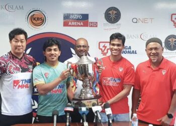 JURULATIH THT, Seo Jongho (kiri) dan ketua pasukan, Fitri Saari (dua, kiri) bergambar dengan Piala TNB bersama rakan sejawatan mereka dari TNB, Syed Syafiq Syed Cholan (dua, kanan) serta Nor Saiful Zaini (kanan) dalam sidang akhbar pra perlawanan semalam.