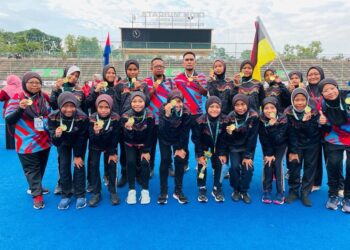 PASUKAN hoki perempuan bawah 12 tahun Negeri Sembilan meraikan kejayaan muncul juara kejohanan MSSM 2022 di Kuantan, Pahang kelmarin. - UTUSAN/NAZARUDIN SHAHARI.