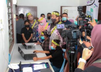 ZAHIDI Zainul Abidin meninjau kemudahan Balai Internet selepas merasmikan Program Jelajah Pembudayaan Literasi dan Khidmat Komuniti Masyarakat Orang Asli Dalam Norma Baharu di Perkampungan Orang Asli, Kampung Jeram Kedah, Ulu Beranang, Seremban, semalam.