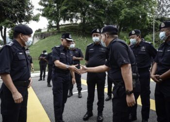 ACRYL Sani Abdullah Sani meninjau proses penamaan calon bagi kawasan Parlimen Lembah Pantai di Pusat Komuniti Bukit Bandaraya, Kuala Lumpur.