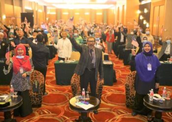 MOHD. Roslan Bani Amin (tengah) mengibarkan Jalur Gemilang selepas merasmikan Seminar Digitalisasi Dalam Kepimpinan Koperasi di Port Dickson, Negeri Sembilan, semalam.