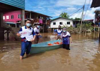 Petugas Malaysian Relief Agency mengagihkan bantuan kepada mangsa-mangsa banjir.